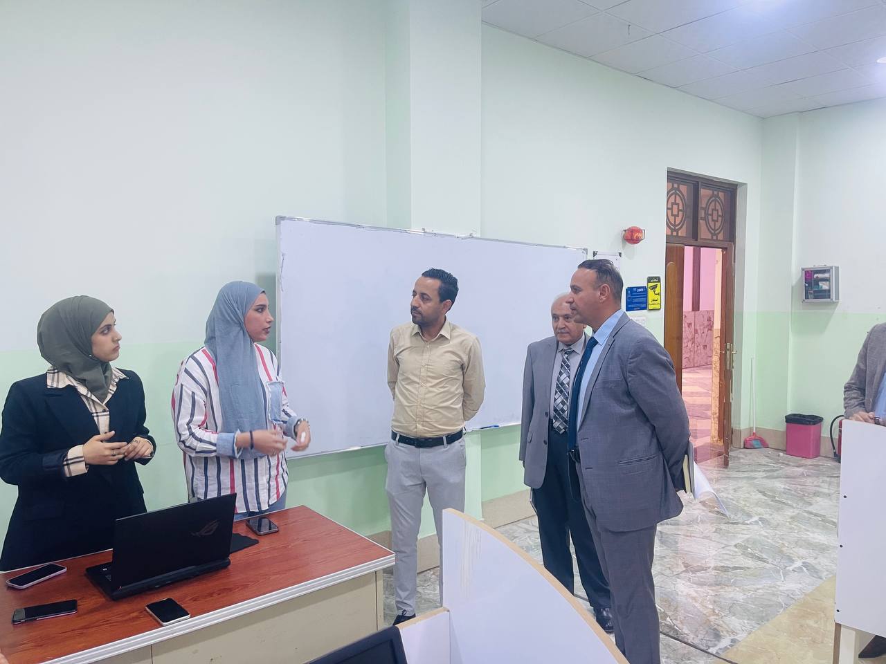 جولة تفقدية يجريها عميد كلية الهندسة والتقنيات الهندسية أ.م.د. أزهر محسن على الاقسام العلمية 