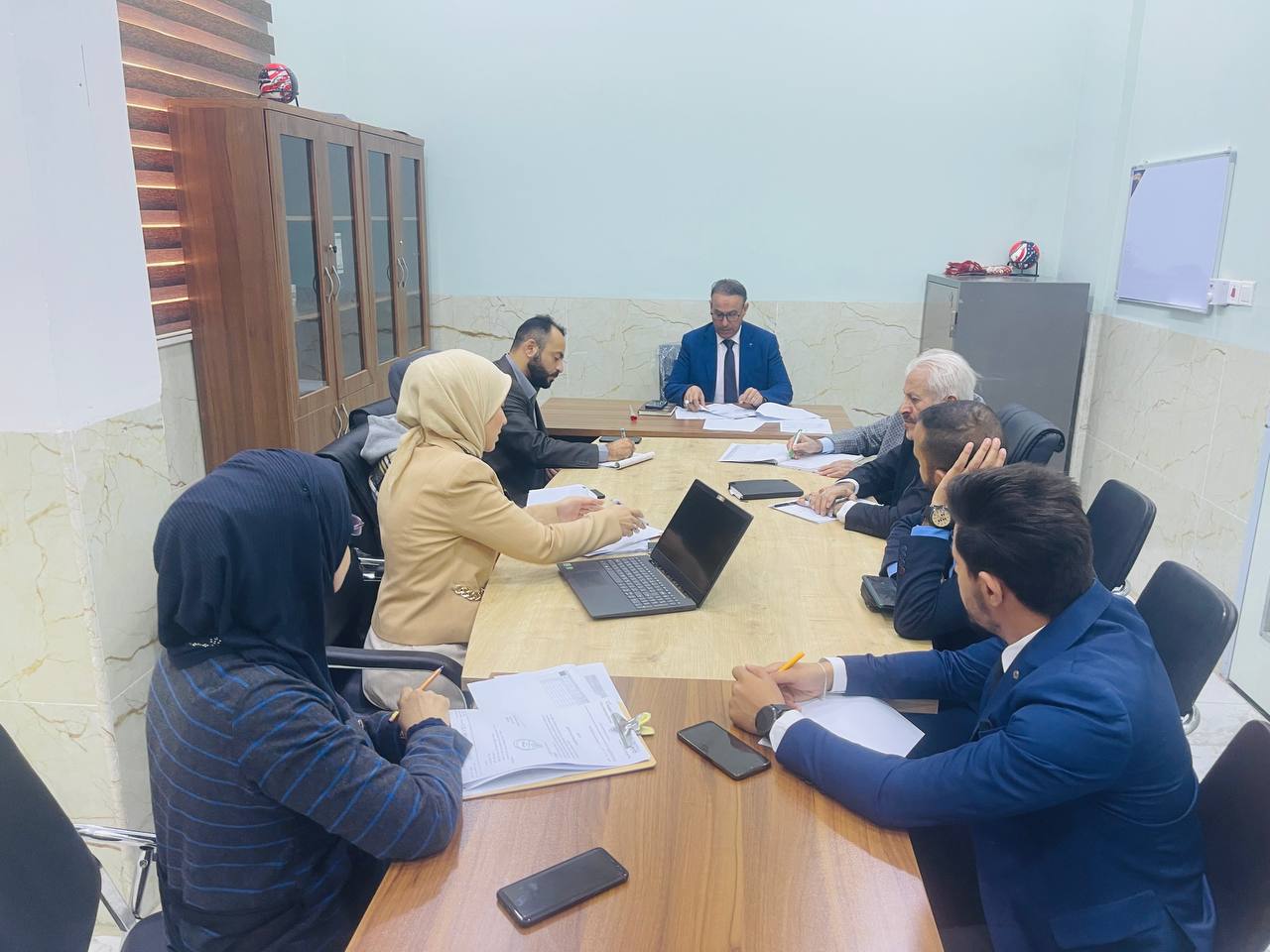 عميد كلية الهندسة والتقنيات الهندسية  -  يعقد أجتماع موسع مع وحدات تقييم أداء المحاور ..