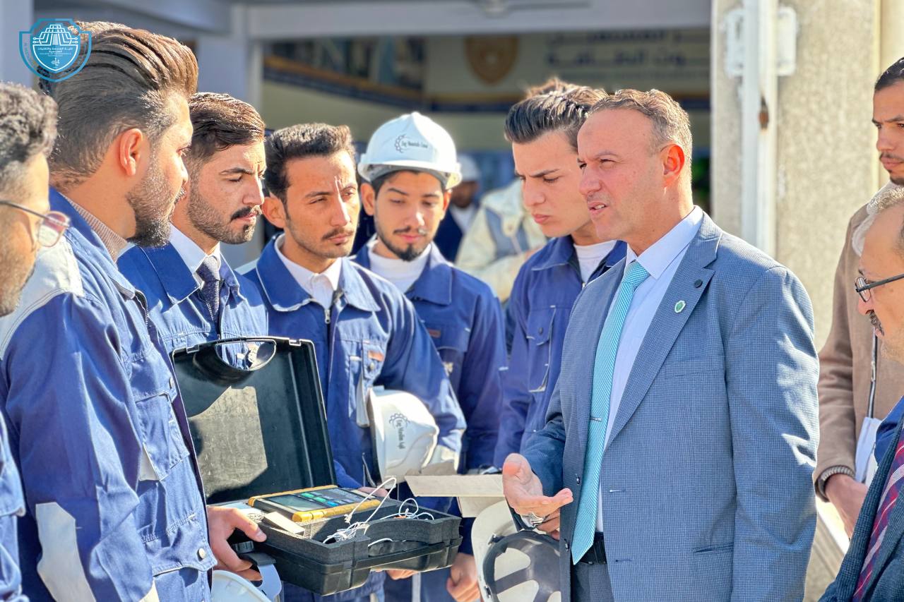 عميد كلية الهندسة والتقنيات الهندسية يشجع الطلبة على الابتكار في مجال الطاقة الشمسية لتحقيق مستقبل مستدام