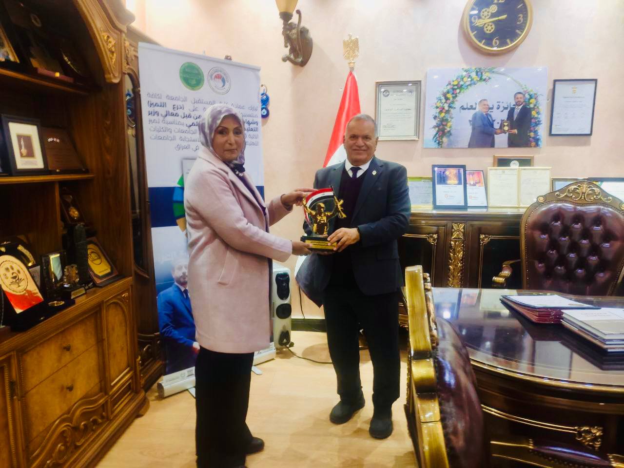 تكريم درع يوم النصر للسيد رئيس جامعة المستقبل