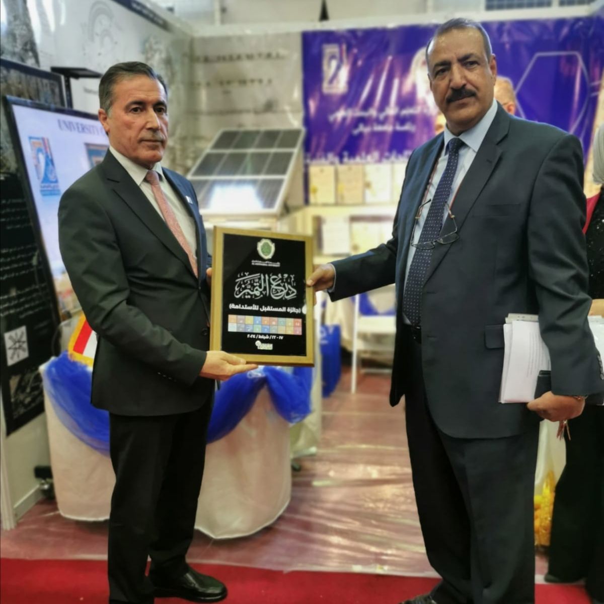 معاون عميد كلية العلوم الادارية للشؤون العلمية يسلم درع التميز الى رئيس جامعة ديالى