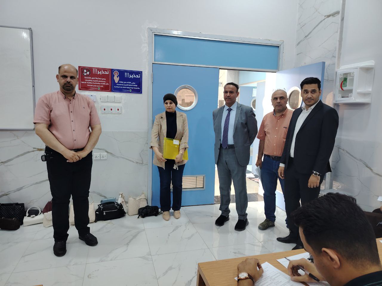 عميد كلية الهندسة والتقنيات الهندسية يجري جولة تفقدية للقاعات الامتحانية..