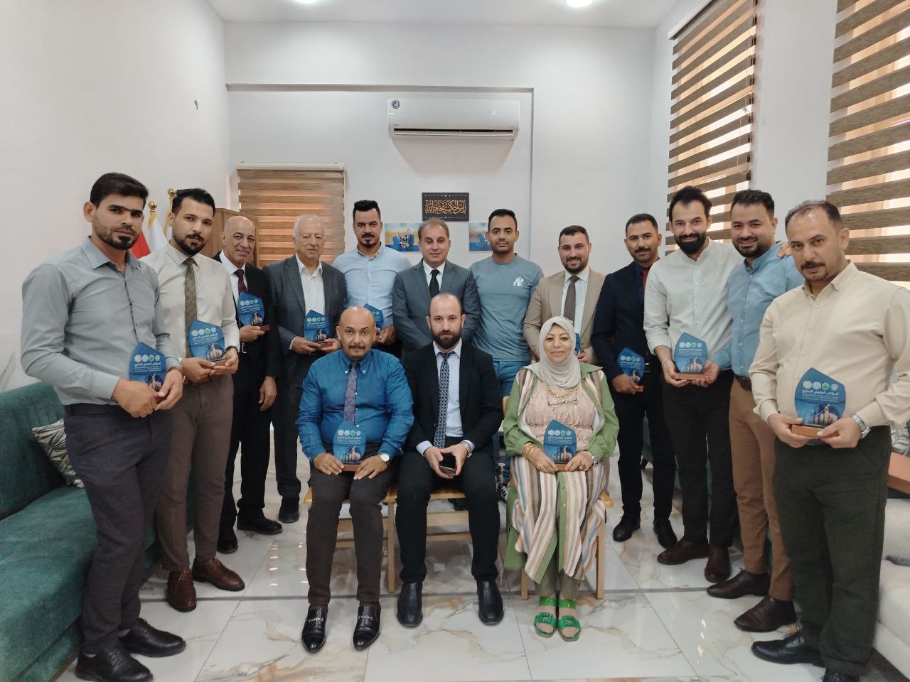 وقائع المؤتمر العلمي السابع: عميد كلية العلوم الادارية يكرم المشاركين من تدريسيي الكلية بدرع المؤتمر 