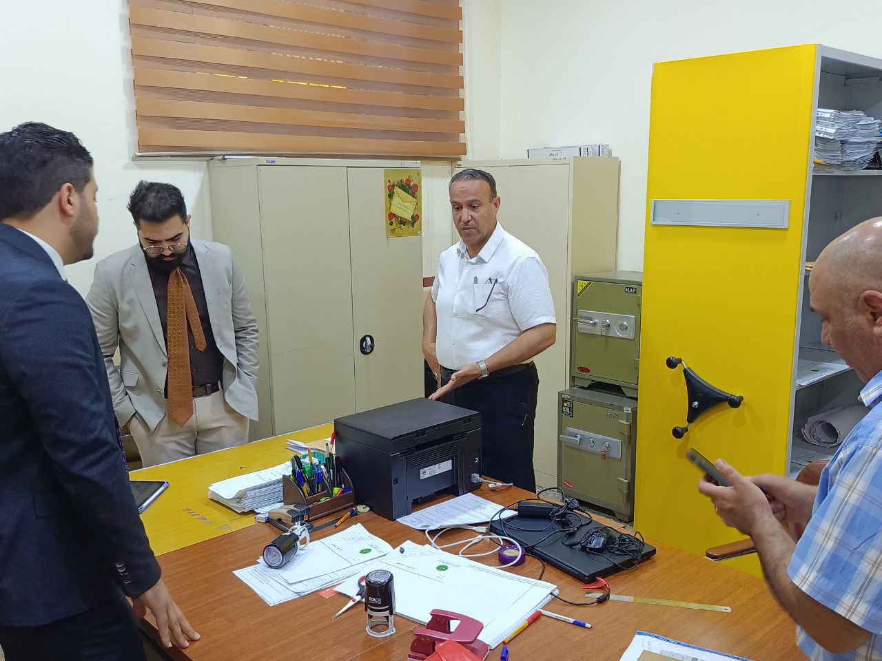 عميد كلية الهندسة والتقنيات الهندسية يتفقد سير العملية الامتحانية