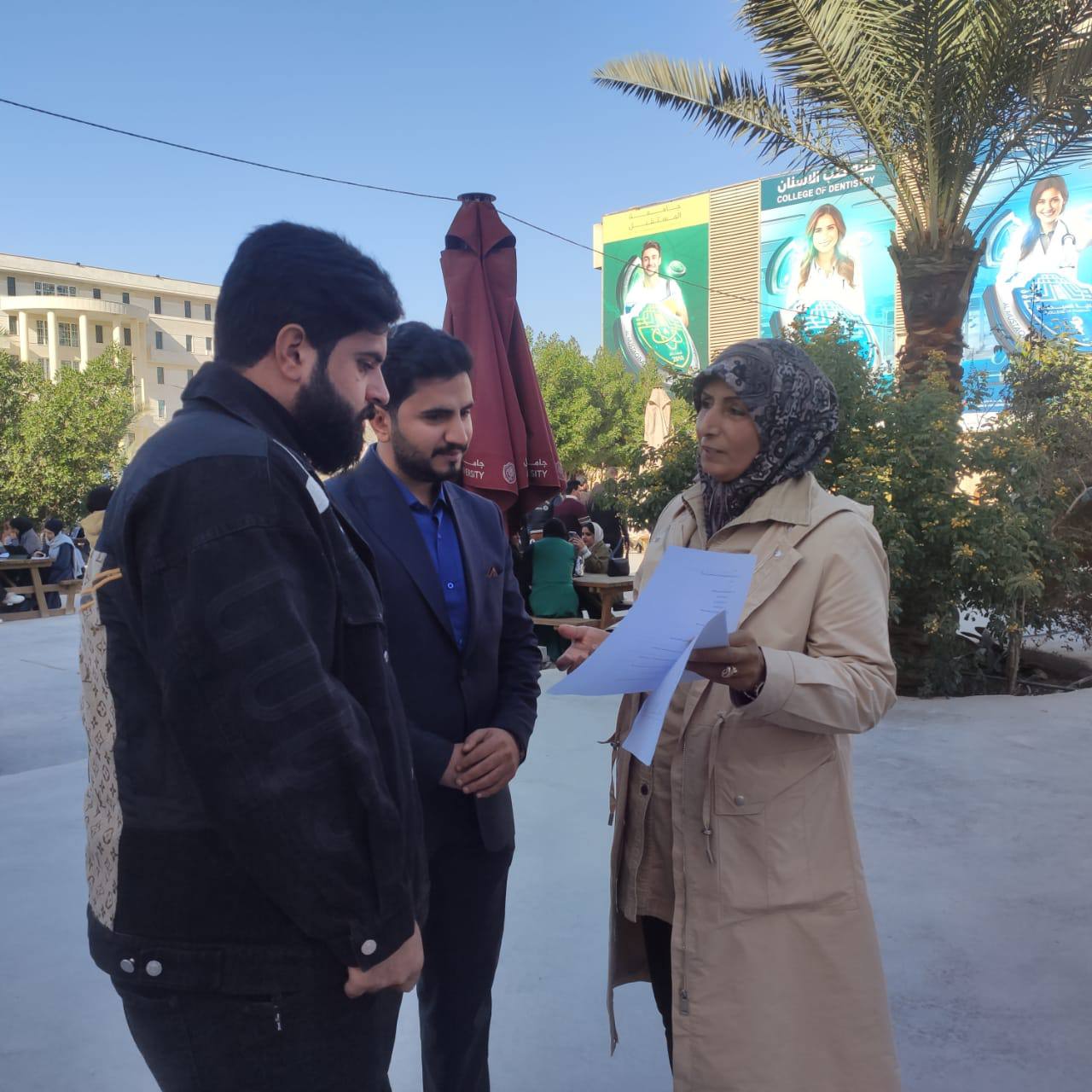 تدريسيون في كلية الفنون الجميلة بجامعة المستقبل يوزعون استبياناً لدراسة ظاهرة التدخين