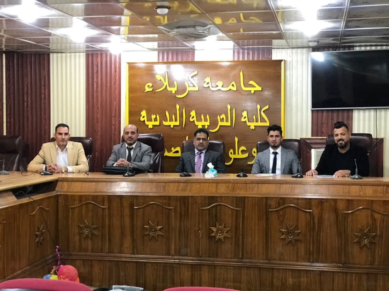 تدريسي من كلية المستقبل الجامعه يشارك في اقرار موضوع في جامعة كربلاء 