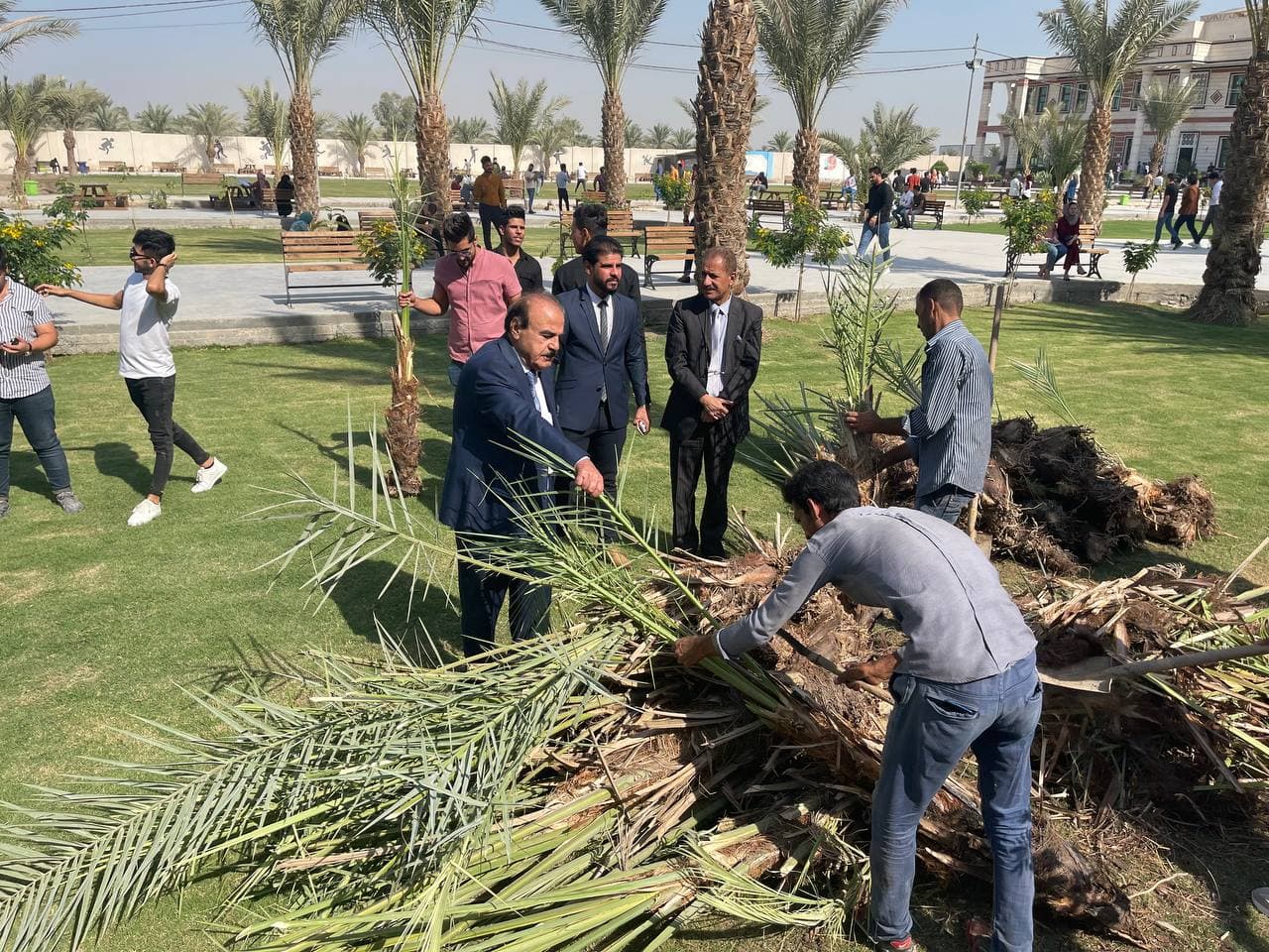 قسم الاعلام في كلية المستقبل الجامعة يزرع أربعين شتله من اشجار النخيل في احدى حدائق الكلية 