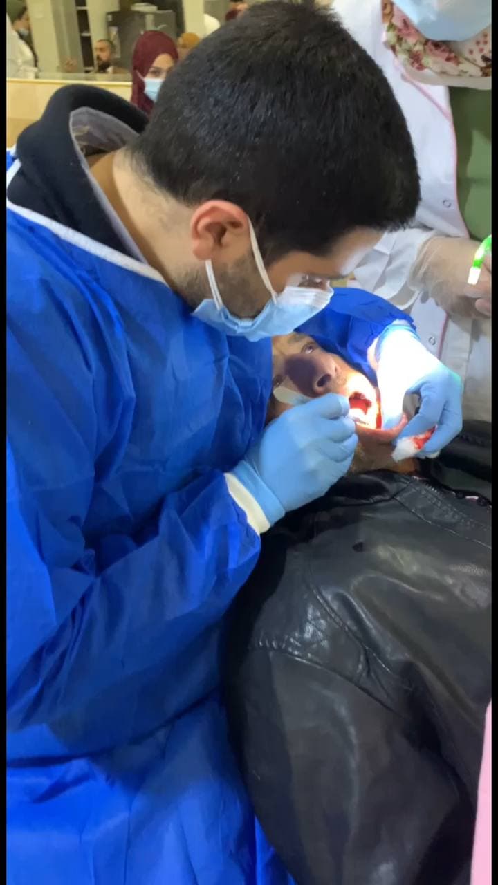 أجراء عملية فتح اللثه في عيادات طب الأسنان في كلية المستقبل الجامعة.