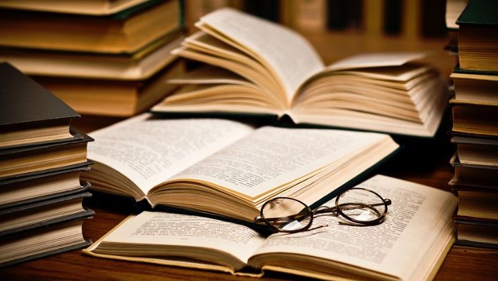اهداء طلبية قسم اللغة الانجليزية وادابها مجموعة من الكتب الى المكتبة المركزية في الكلية