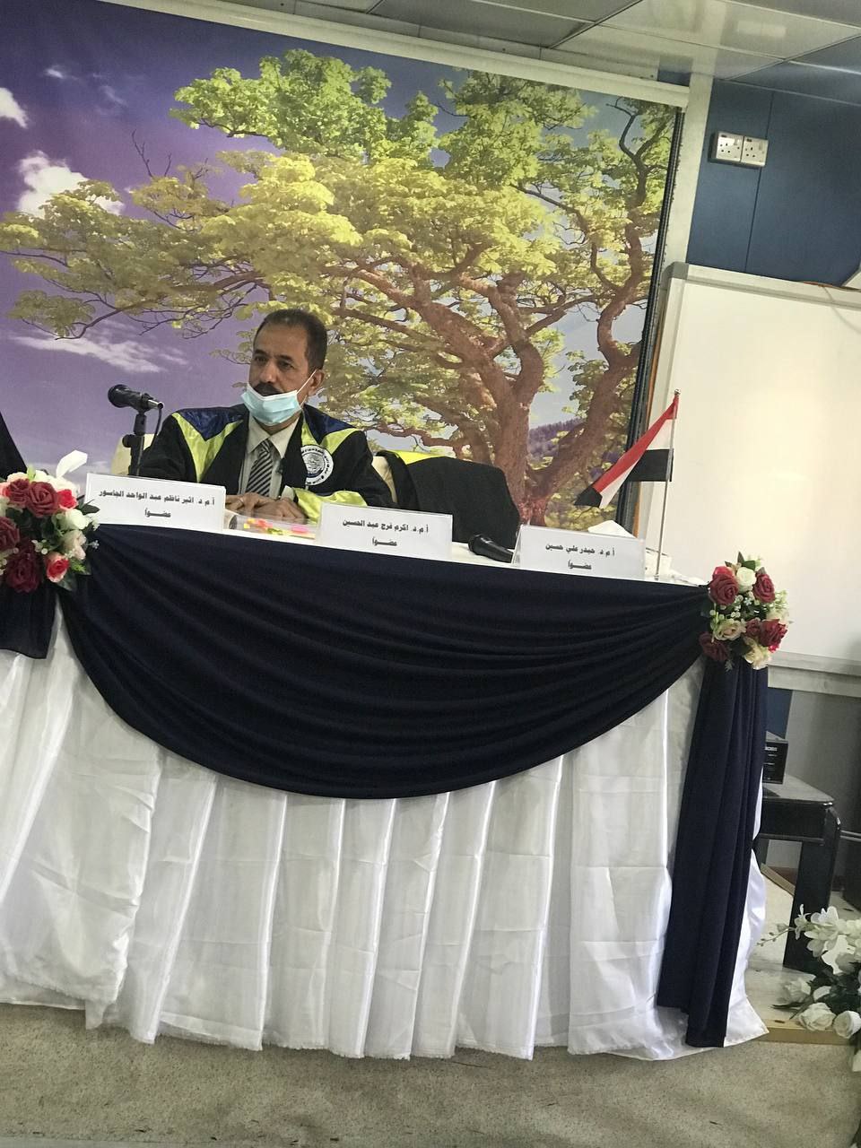 تدريسي من كلية المستقبل الجامعة يشارك في مناقشة أطروحة دكتوراه في العلوم السياسية.  