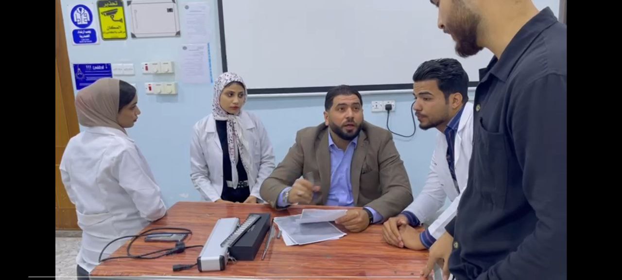 حلقة نقاشية للطلاب في مختبرات القسم بعنوان (تحديد درجه انحراف العين باستخدام العدسات الموشوريه)