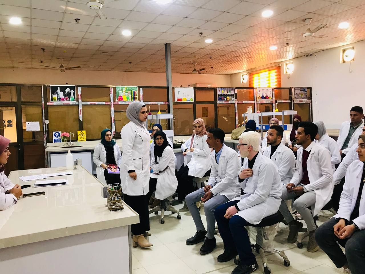 قسم تقنيات المختبرات الطبية في كلية المستقبل الجامعة يقيم ورشة تعليمية لطلاب المرحلة الاولى حول إجراءات السلامة المختبرية