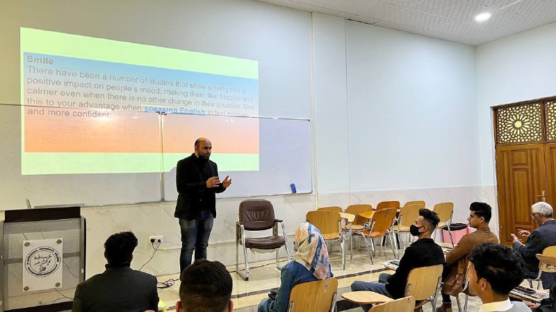 اكتساب الثقة عند التحدث باللغة الانجليزية وكذلك تنمية قدرات الطلبة التواصلية.