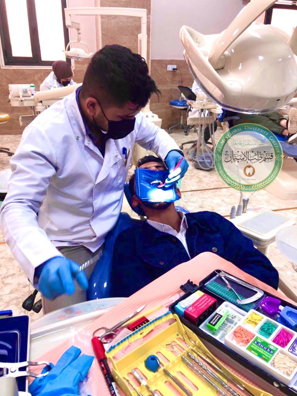 جانب من أجراء الحشوات الضوئية في عيادات طب الأسنان باستخدام العازل الطبي rubber dum 