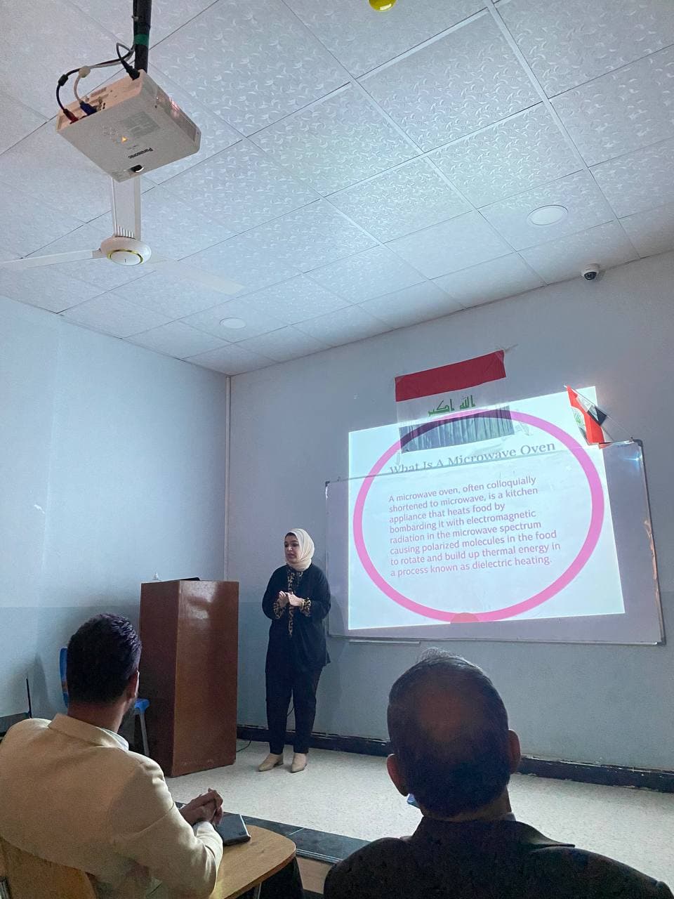 ورشة علميه بعنوانThe effect of microwave on plants ,human health ,and environment للتدريسيه د.ايه صباح نوري 