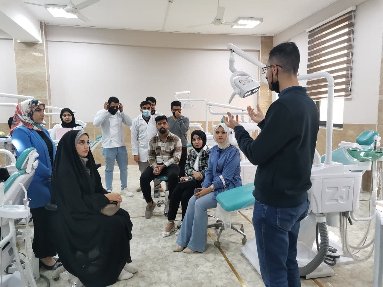 أقامة محاضرة توعوية عن حول أخلاقيات وطرق التعاون بين اطباء الاسنان وتقنيين صناعة الاسنان في قسم طب الاسنان 