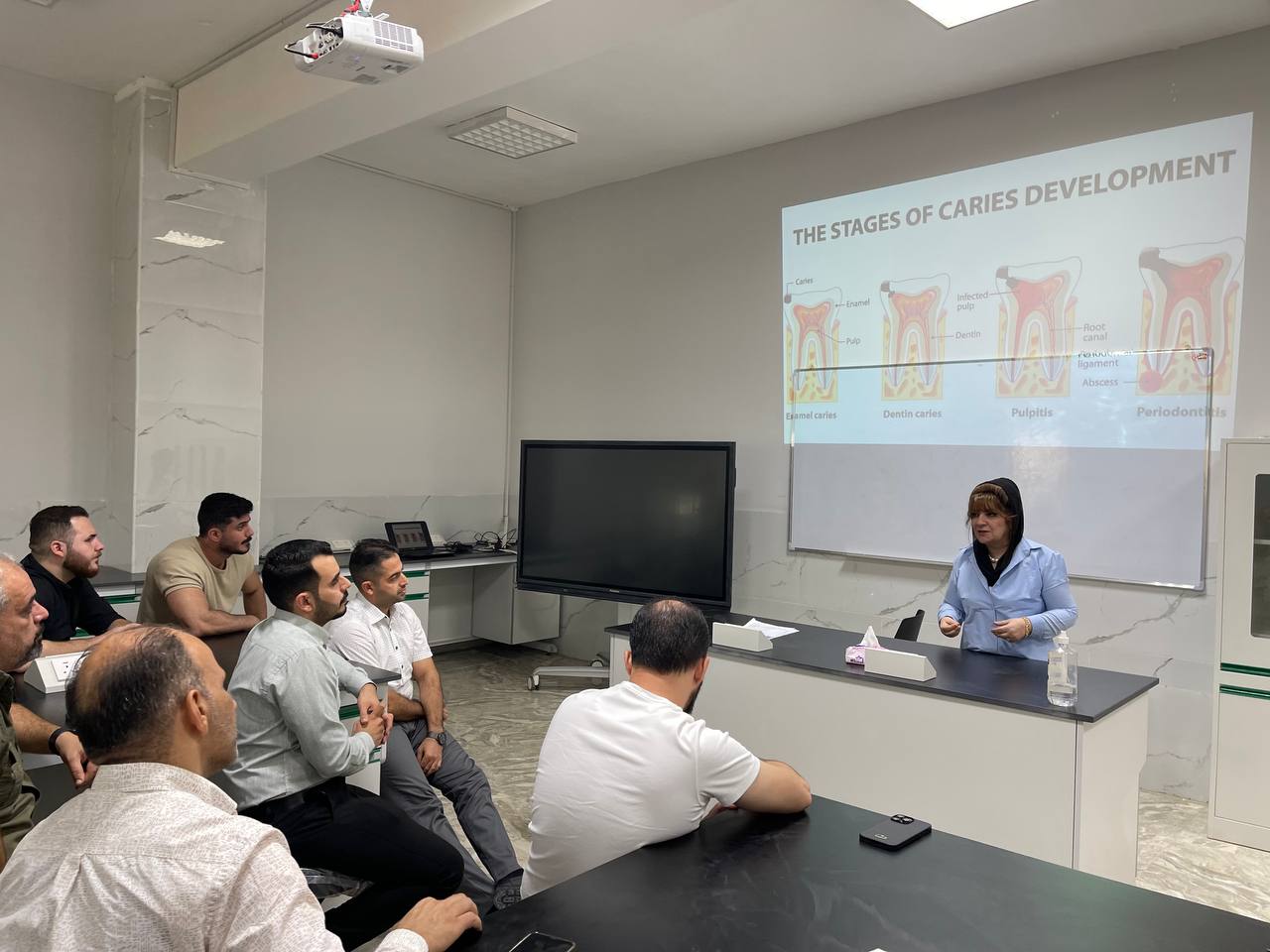أقامة محاضرة علمية في كلية طب الاسنان بعنوان (مراحل تكون التسوس في الاسنان)
