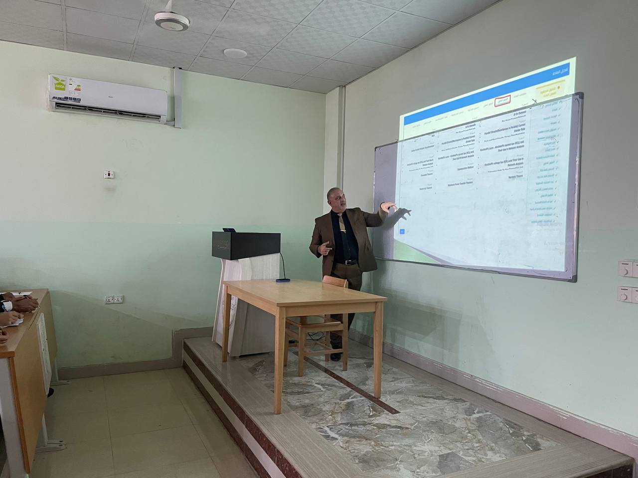 احد تدريسي قسم هندسة تقنيات الأجهزة الطبية يقيم ورشة عمل تدريبية لتدريسيي كلية الهندسة بخصوص مسار  بولونيا