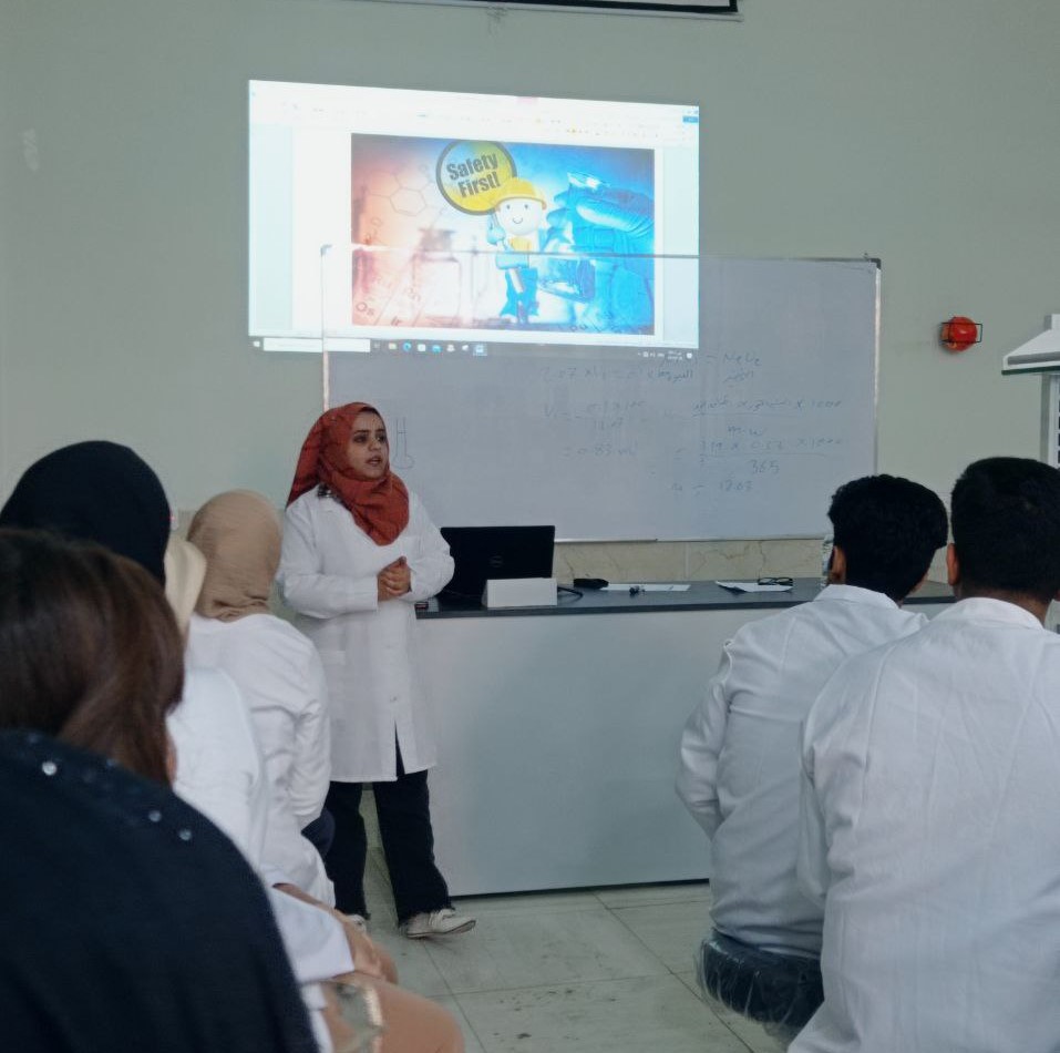 ندوة توعوية لطلبة المرحلة الاولى تحت عنوان (السلامة والامن الكيميائي في المختبرات الكيميائية التعليمية).