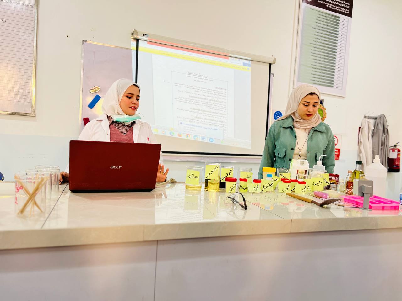 قسم تقنيات المختبرات الطبية في كلية التقنيات الصحية والطبية يفيم ورشة تعليمية حول طرق صناعة المنظفات والمواد التي تستخدم في صناعة المنظفات