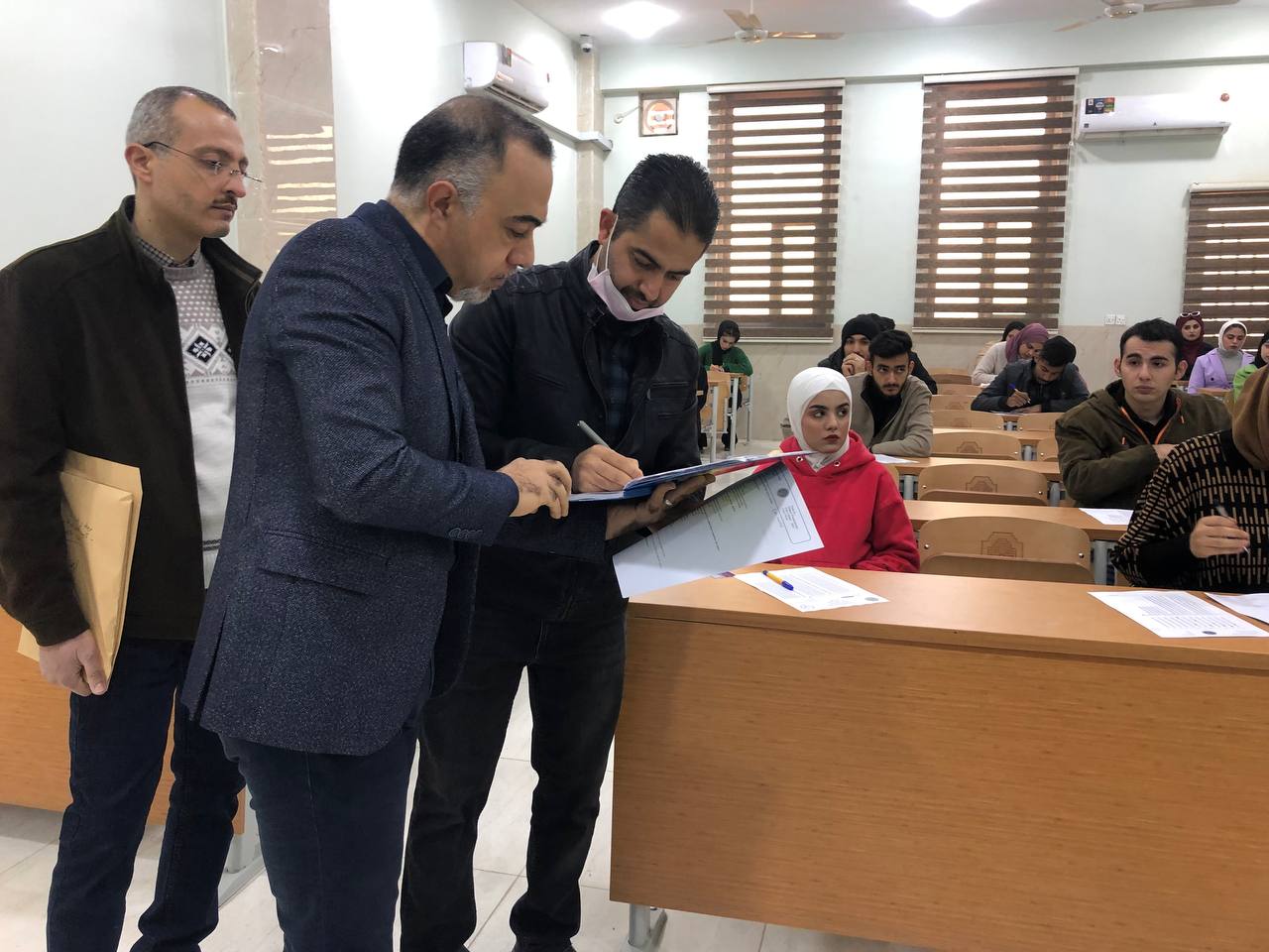 جانب من  امتحانات النهائية  لطلبة قسم الصيدلة في كلية المستقبل