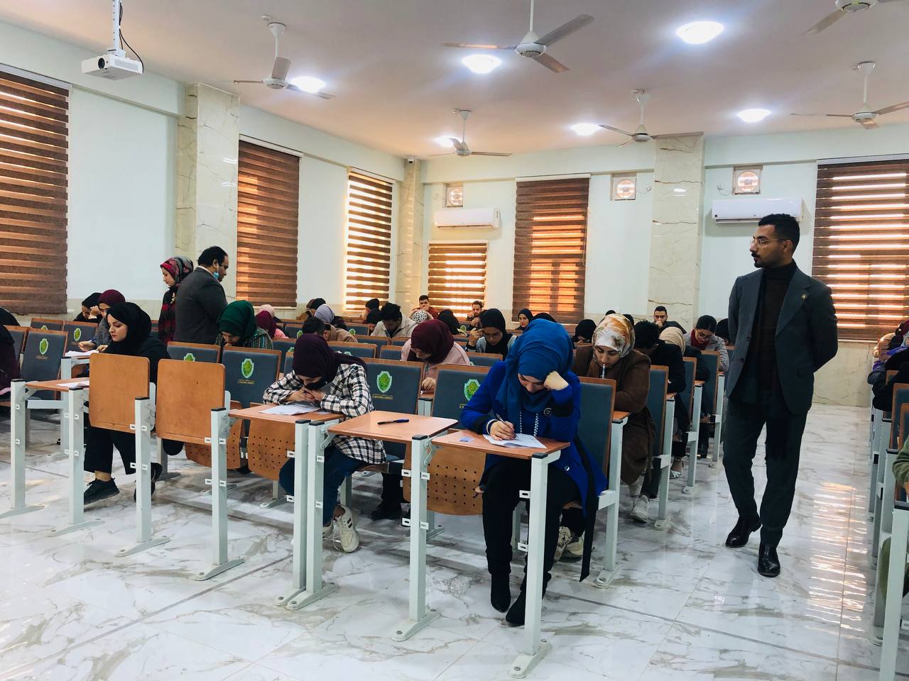 جانب من امتحانات الحضورية في قسم الصيدلة