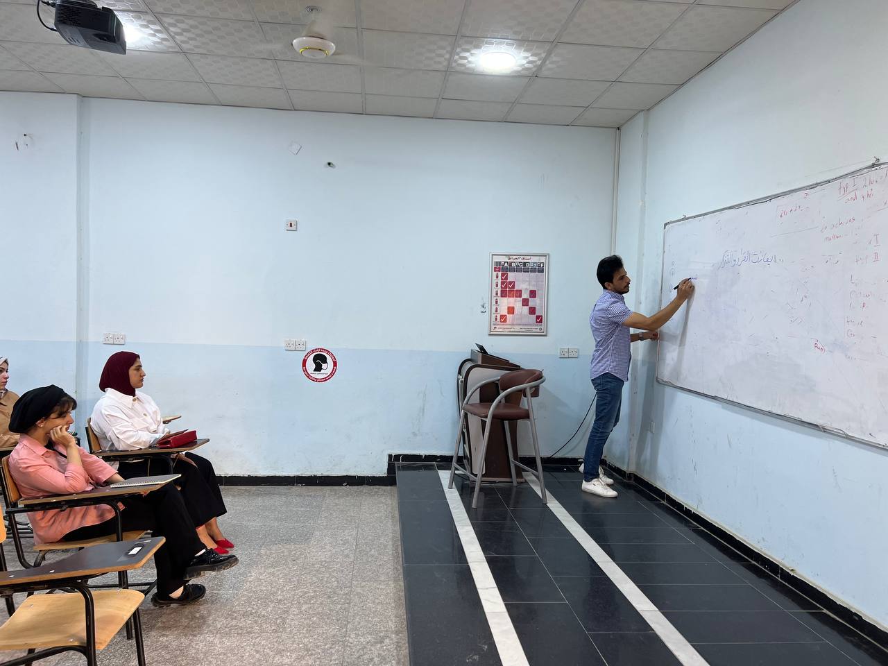 جانب من المحاضرات النظرية لطلبة هندسة تقنيات الحاسوب في جامعة المستقبل تمنياتنا لجميع الطلبة بالموفقية والنجاح