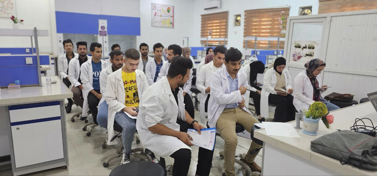 ورشة طلابية للتدريسية (م.م. رشا فجر كزار) بعنوان "" السلامة والامن الكيميائي في المختبرات العلمية "