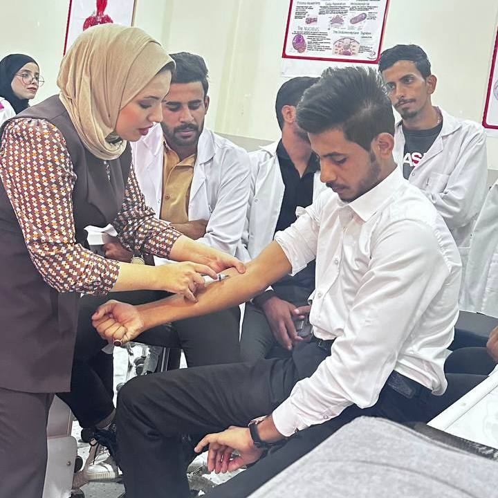 ورشة علمية بعنوان "" أساسيات سحب الدم "" بحضور مجموعه من طلبة قسم التقنيات الاحياىيه الطبية بأشراف (م.د . ساره كامل عبود) ...