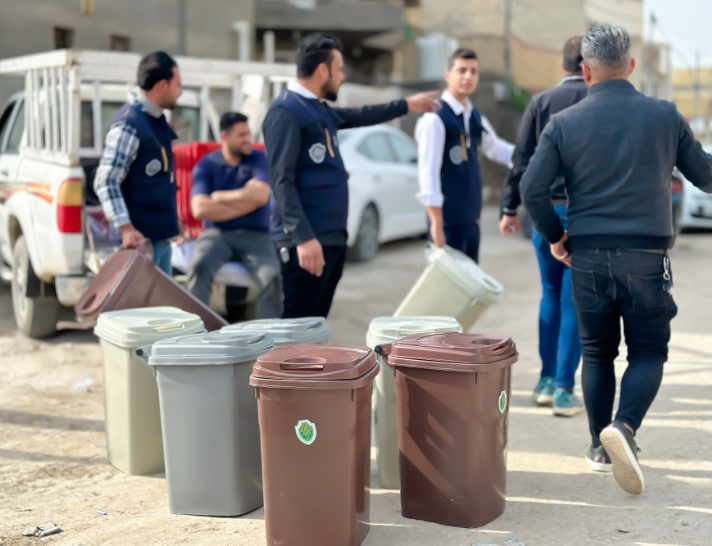 توزيع حاوية نفايات كجزء من توفير الخدمات الأساسية في محافظة بابل