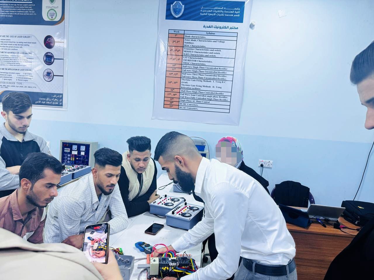 جانب من الورشة  العملية  لقسم هندسة تقنيات الاجهزة الطبية 