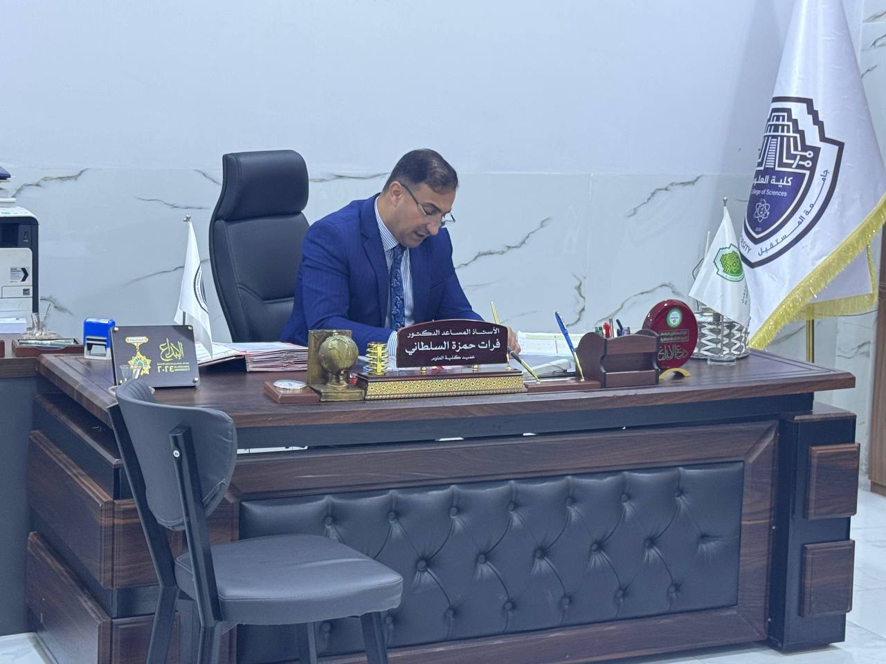 أجتمع السيد عميد كلية العلوم المحترم ا. م. د. فرات حمزة السلطاني مع مقرري الأقسام ..