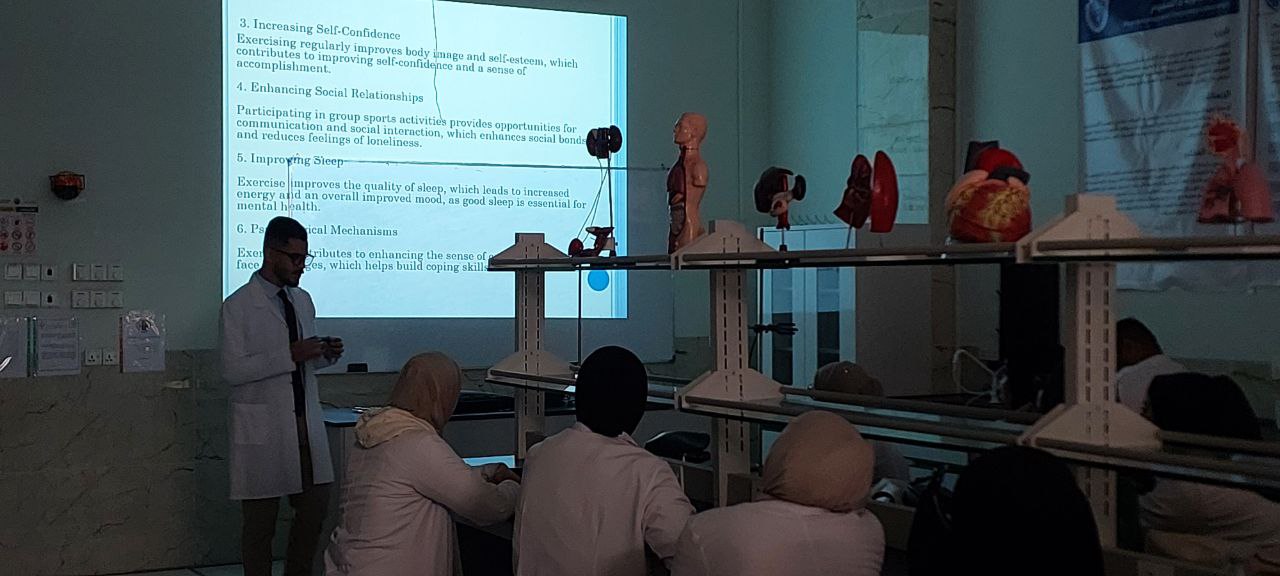 الحلقات الدراسية التي ينظمها الطلبة في مختبر الأدوية والسموم