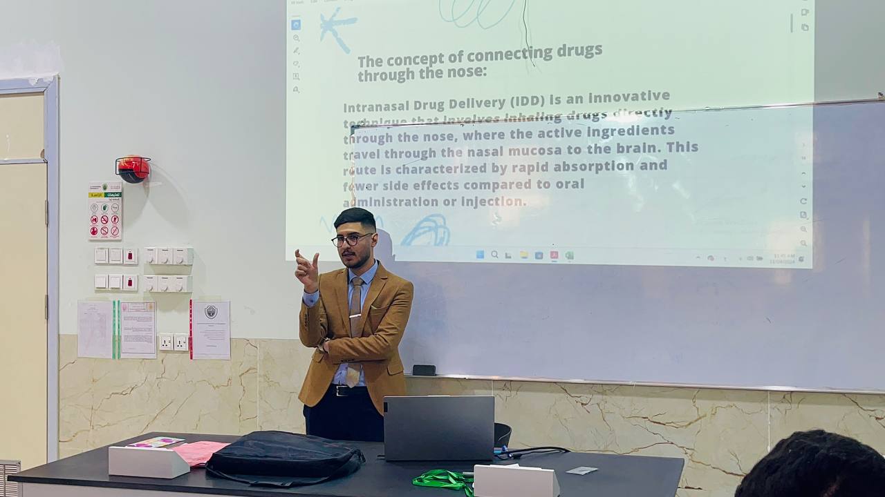 أستمرار الحلقات الدراسية العملية بمختبر الأدوية والسموم لطلبة كلية الصيدلة 