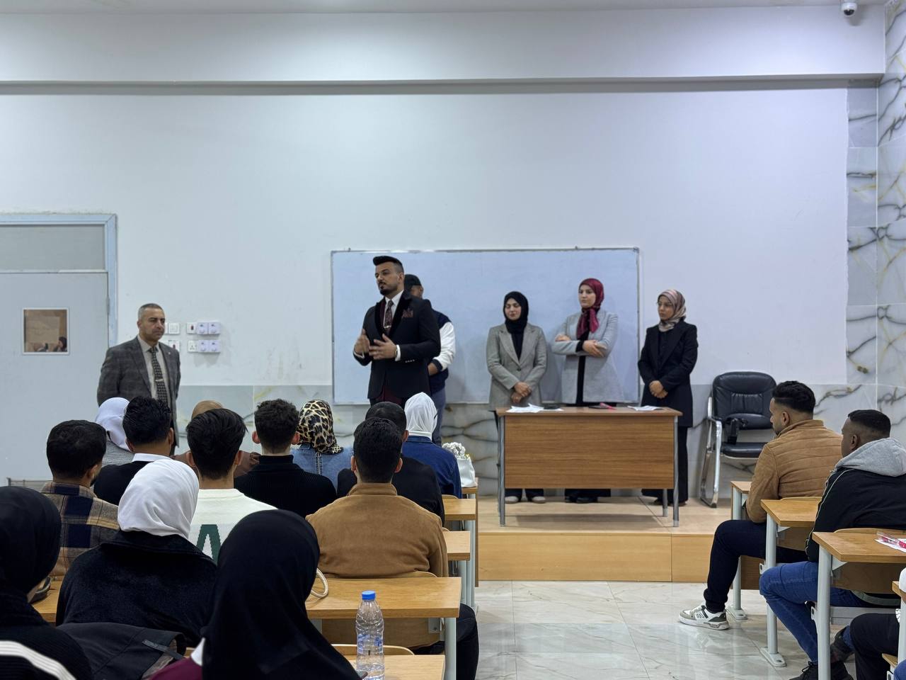 مقرر قسم التقنيات الاحيائية الطببية يلتقي بطلبة المرحلة الأولى في أول يوم دراسي...