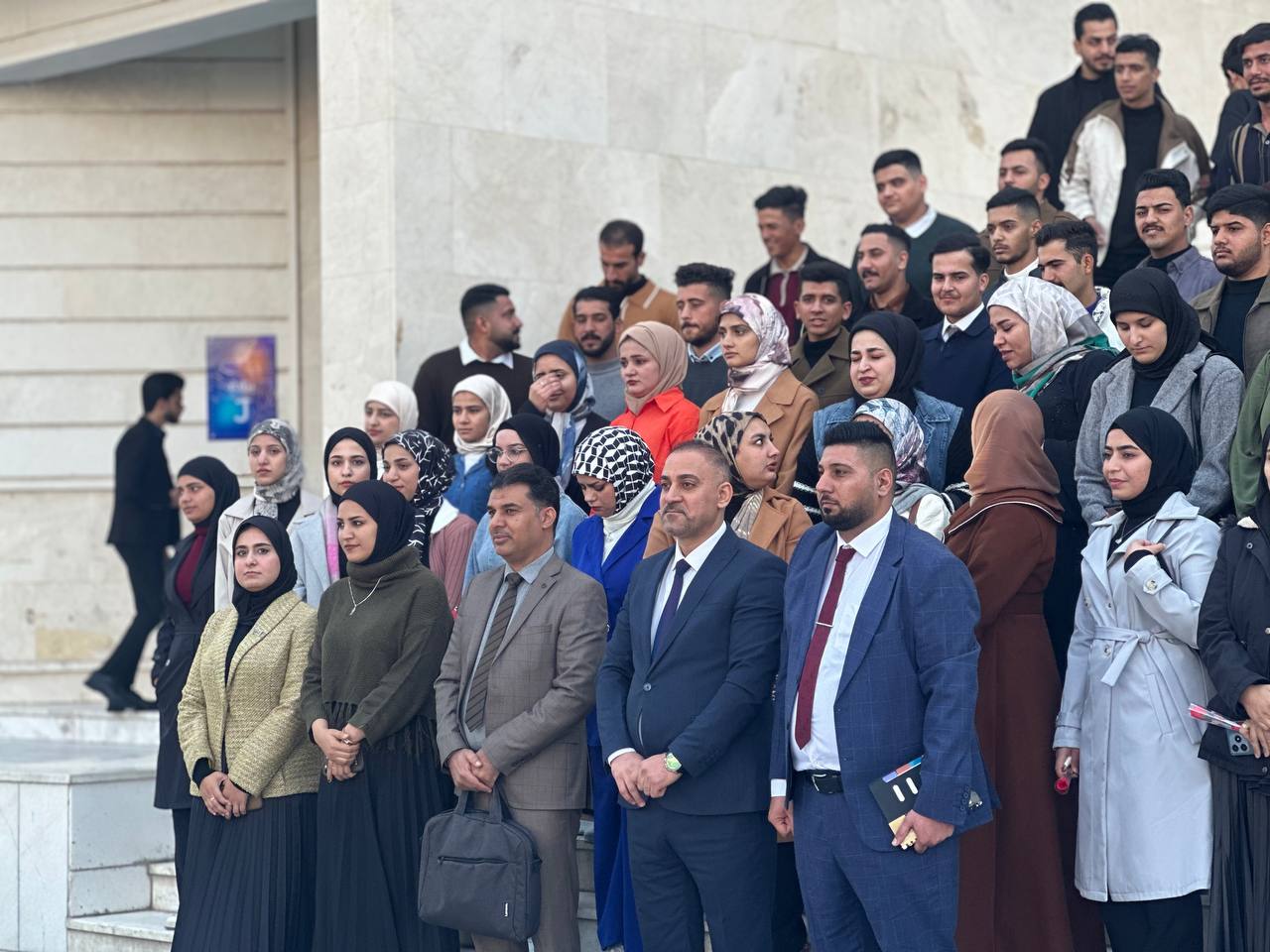 التقاط صورة تذكارية لطلبة المرحلة الأولى في قسم الكيمياء الحياتية مع الكادر التدريسي”