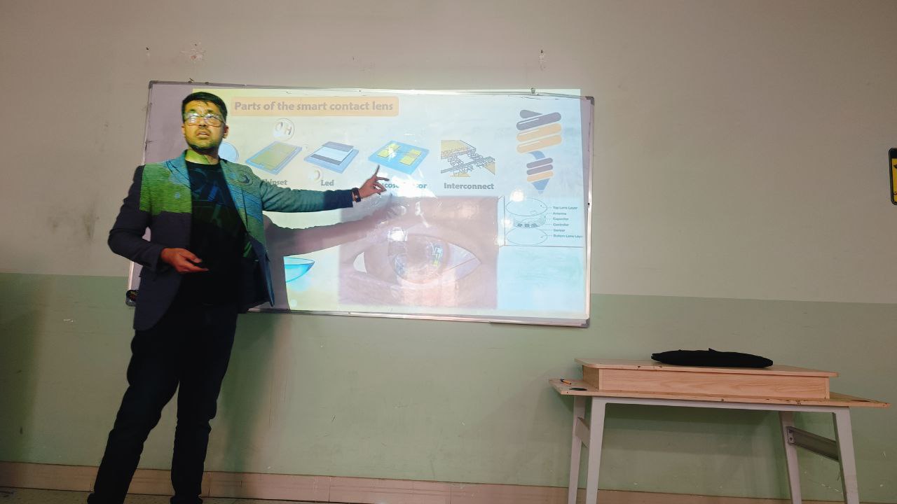 سمنار للتدريسي حسن عبدالهادي الجابري بعنوان( smart contact lenses to monitor glucose levels in diabetics ).