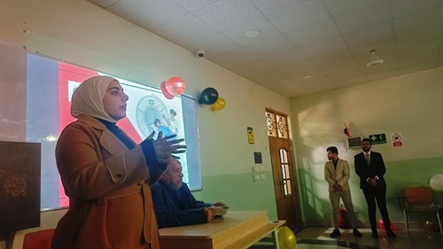 طالبة في قسم تقنيات البصريات تقدم محاضرة تعريفية لطلاب المرحلة الأولى الجدد
