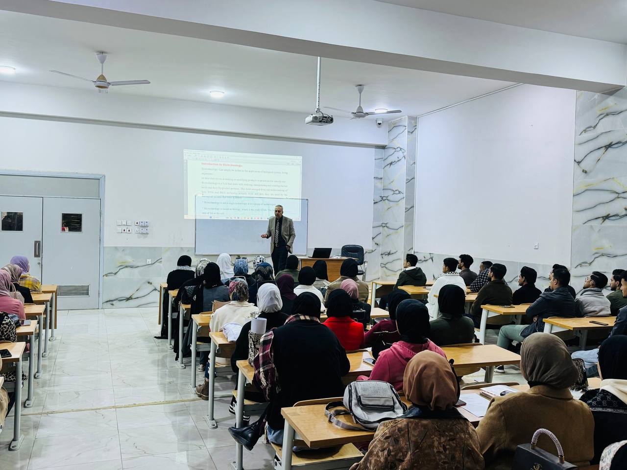 طلبة المرحلة الأولى يتلقون أولى محاضراتهم النظرية في قسم التقنيات الاحيائية الطبية بإشراف رئيس القسم (أ.د حسنين خليل ابراهيم ).