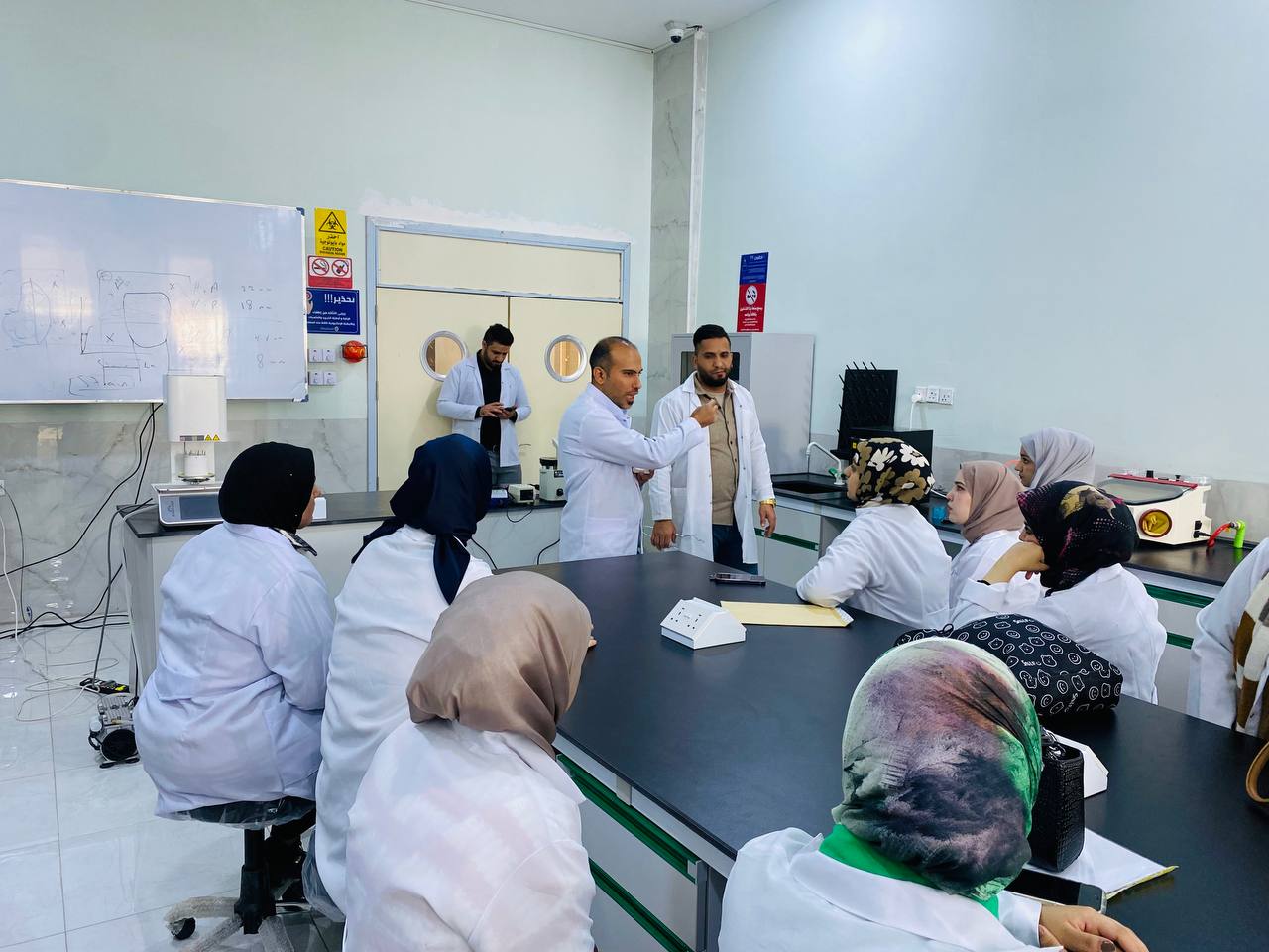   ورشة تدريبية لطلبة المرحلة الأولى عن جهاز فرن الاحماء