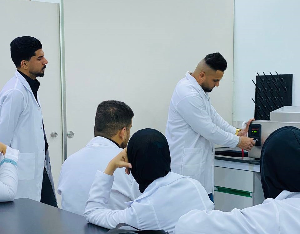 ورشة تدريبية لطلبة المرحلة الأولى عن جهاز الايفوا ميت