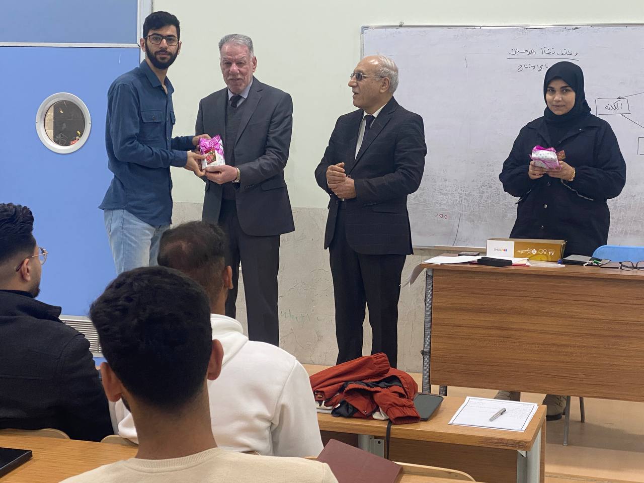 تكريم الطلبة المتفوقين في مادة ادارة اللوجستك(الامدادات)