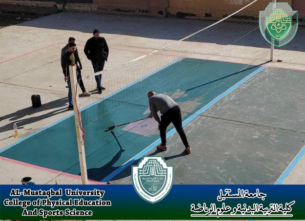 تدريسي من كلية التربية البدنية وعلوم الرياضة يقوم بإعادة تأهيل بعض الملاعب المدرسية والساحات في بعض المدارس في محافظة بابل
