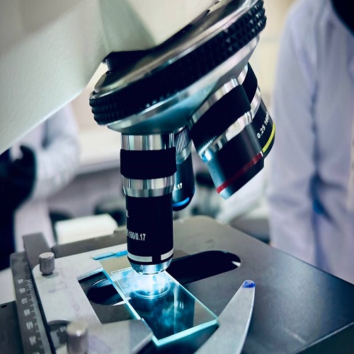 The Department of Anesthesia Technologies at the College of Health and Medical Technologies holds a scientific workshop entitled How to use a microscope and diagnose samples