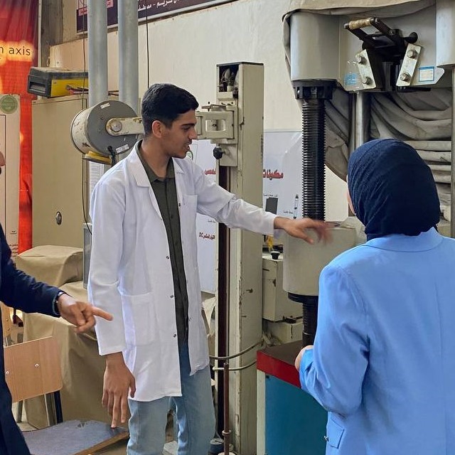Student Hussein Ali Hussein presents a seminar about a device in the materials engineering laboratory