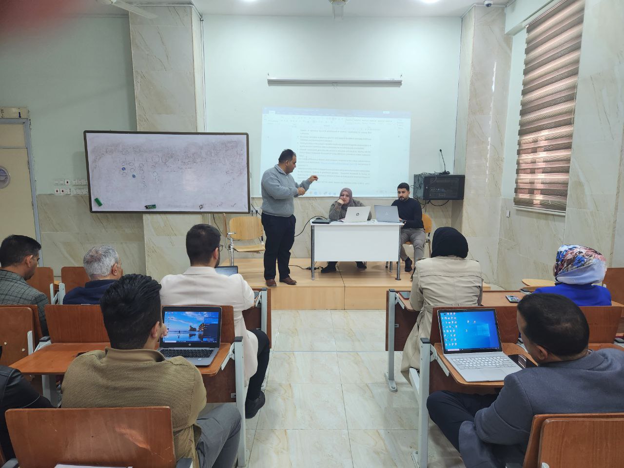 ندوة علمية بعنوان(( تطبيق معايير الاعتماد الامريكي للتعليم الصيدلاني في كلية الصيدلة بجامعة المستقبل))