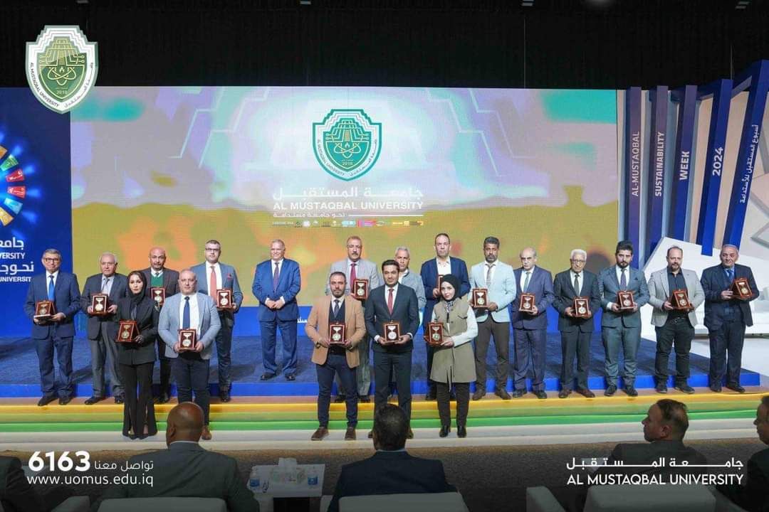 تكريم  رئيس قسم ادارة الاعمال بدرع الابداع و الاستدامة 