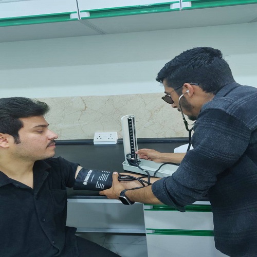 The Department of Anesthesia Techniques at the College of Health and Medical Technologies holds a practical workshop entitled Giving Treatment and Measuring Vital Signs in cooperation with the College of Nursing.