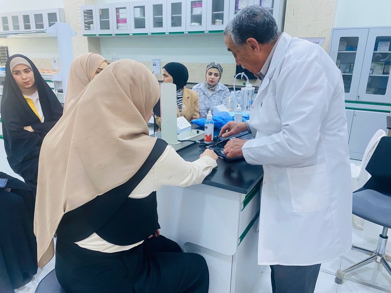 ورشة تدريبية على كيفية قياس العلامات الحيوية