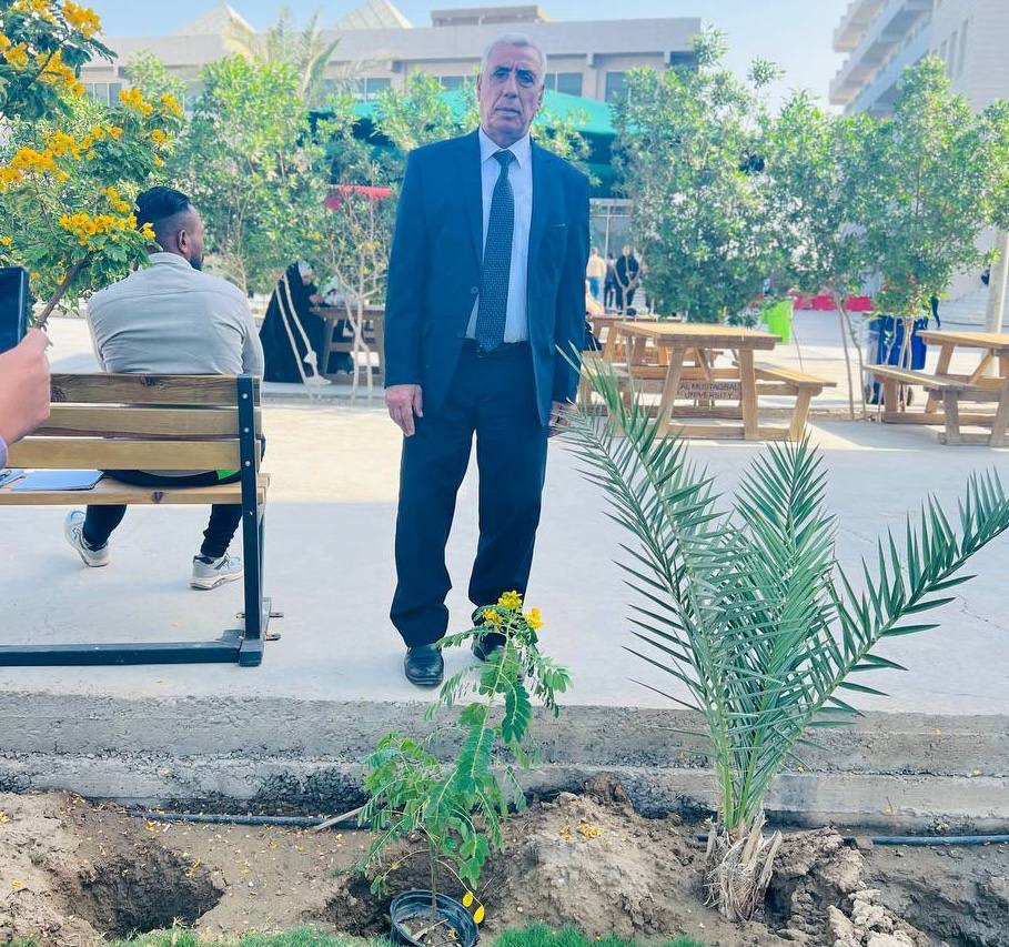 غرس شتلات داخل اروقة الجامعة